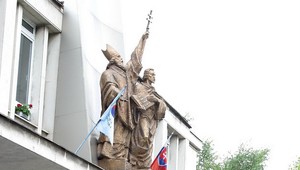 Cyril a Metod už stoja na kruhovom objazde