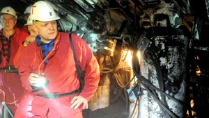 Fica čaká ťažká noc. Vo fabrike odpracuje plnú nočnú zmenu