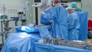 Muž na ulici pobodal ženu, českí lekári jej stlačili srdce 6400-krát