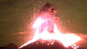 VIDEO: Nočný výbuch sopky sprevádzali blesky