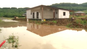 Po blýskaní a lejaku zaplavilo v niekoľkých obciach ulice a záhrady. V Prešove sa prepadla cesta