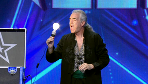 Když uvidíte tohoto fakíra, naskočí vám husí kůže: chroupe žárovky a ruku si propíchne skrz na skrz!