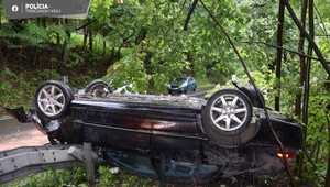 Zranenie dvoch ľudí si vyžiadala nehoda osobného auta. Auto sa niekoľkokrát prevrátilo