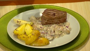 Steak s dubákovou omáčkou a opekanými zemiakmi