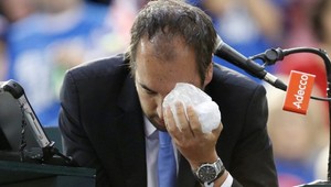 Bizarný postup. Shapovalov trafil rozhodcu do oka, diskvalifikovali ho