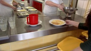 Otázniky ku obedom zadarmo pribúdajú. K obedu sa paradoxne ťažko dostávajú najmä deti z rodín v hmotnej núdzi