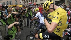 Frooma oblial divák močom! Hnevá sa aj na novinárov