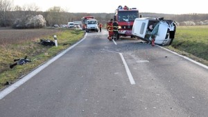 Pri vážnej dopravnej nehode náraz motorky odhodil auto