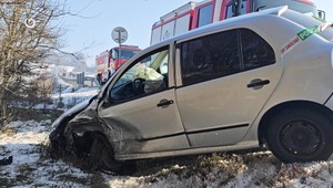 Riskantné predbiehanie na plnej čiare takmer skončilo tragédiou. Vodič z auta ušiel
