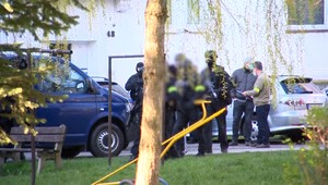 Ozbrojení kukláči zadržali v Košiciach sedem ľudí. Medzi zadržanými bola aj matka s dcérou