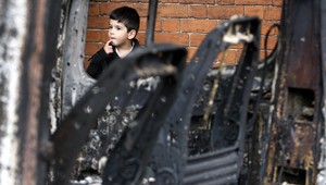 Londýnska dráma pokračuje. Zatkli viac ako 100 ľudí