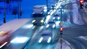 Mladík zámerne skáče na idúce autá