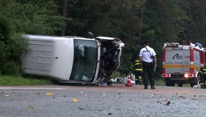 Tragická nehoda na Orave. Dodávka sa po silnom náraze prevrátila