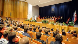 Zaplatíte a titul je váš. Nelegálny biznis so záverečnými prácami prekvitá bez trestu