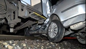 Dráma na priecestí. Matka s dcérami skončila pod vlakom