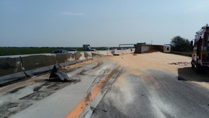 VIDEO: Pre nehodu kamióna zostali vodiči na D1 uväznení