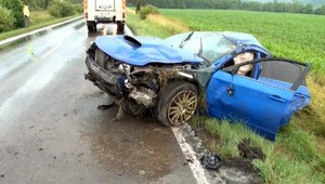 Mladíci dostali šmyk, zdemolovali auto