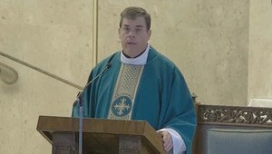 Cirkvou zmieta ďalší škandál. Kňaz platil za služby neplnoletej milenke