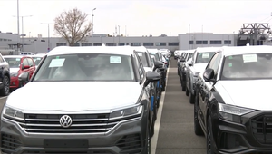 Absurdná situácia v automobilkách: Objednávky majú, výroba ale klesá