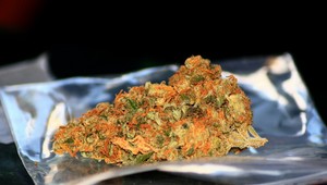 Napadnutý zavolal policajtov. Zabudol, že má drogy