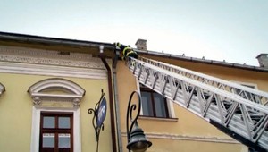 Mačka uviazla v odkvape, hasiči museli rozmontovať časť rúry