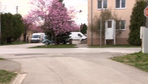 Dvojročné dieťa vypadlo z auta. V autosedačke sa šmýkalo po asfalte. Auto na ceste sa mu vyhlo na poslednú chvíľu