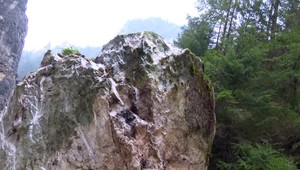 Muž pri zlaňovaní spadol zo skaly. Utrpel zranenia nezlučiteľné so životom