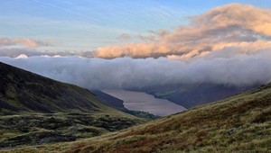 Turisti nevedeli zísť z vrchu po tom, ako fajčili marihuanu. Museli zavolať záchranárov