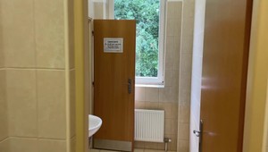 Obrovský rozruch na Trnavskom súde: Pred sudcu sa mal postaviť drogový recidivista, no ten policajtom ušiel z budovy súdu cez okno