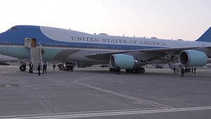 Trumpa mali prepašovať vo vozíku s jedlom do iného lietadla. Dôvodom bola údajná hrozba