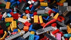 Zlodeji ukradli palety plné stavebníc Lego za stovky tisíc eur. Na prevoz si prenajímali nákladiaky