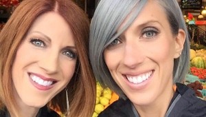 Vyzerajú ako sestry, ale ide o mamu s dcérou: Tipnete si správne, ktorá je ktorá?