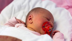 Prvým bratislavským Union novorodencom je malá Nelka! V pôrodnici ju privítal dokonca generálny riaditeľ zdravotnej poisťovne