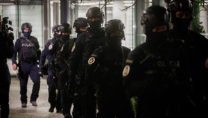 Haščákovi advokáti sa mali pri razii vyhrážať policajtom, tí hovoria o nezákonnom postupe polície