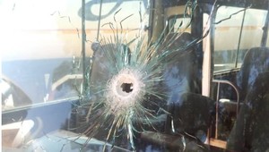 Ozbrojení muži spustil paľbu na autobus s futbalistami