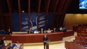 Pellegrini v Štrasburgu. Venoval Rade Európy bustu Alexandra Dubčeka