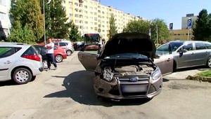 Šofér len na chvíľu prižmúril oči, nabúral do zaparkovaného auta