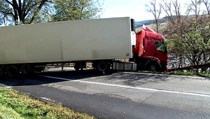 Pozor, príliš úzka cesta! Doplatil na ňu kamión
