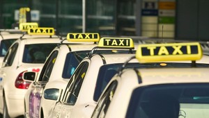 Taxikár dostal pokutu, pretože používal za volantom vysielačku