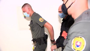 Majiteľ pohrebníctva, ktorý mal zavraždiť bezdomovca stále nepozná svoj trest, pomáhať mu mala aj manželka