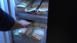 Ukradol 70-tisíc, ktoré mal majiteľ ukryté v mrazničke. Po zlodejovi sa zľahla zem
