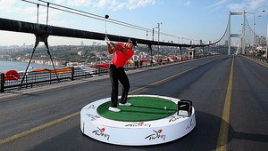 VIDEO. Woods odpaľoval loptičky z Európy do Ázie za milióny