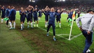 Reprezentačný fyzioterapeut sa odviazal. Neuveríte, čo ukázal maďarským divákom po zápase!