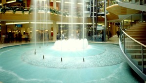 Prekliatie v košickom obchodnom dome! Mladík spadol do fontány