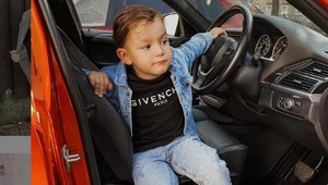 Matka tohto chlapčeka kašle na kritiku: Keď uvidíte jeho šatník, padne vám sánka