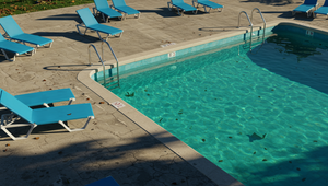 Finančné straty a zatvorené brány: Počasie kazí sezónu kúpaliskám