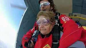 Tandemový zoskok v osemdesiatke