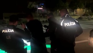 Auto odstavil na autobusovej zastávke, upútal pozornosť policajtov. Mal pri sebe viac ako 100 dávok pervitínu