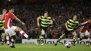 Arsenal suverénne do skupiny LM, ďalej aj Breškov APOEL Nikózia