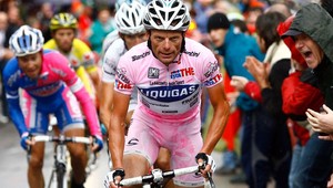 Na Giro'd Italia prísnejšie krvné testy a rúžové náramky